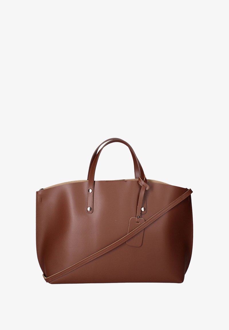 Borsa a tracolla in pelle marrone con manici robusti e una tracolla rimovibile. Texture liscia e hardware minimale, con un piccolo dettaglio con etichetta.