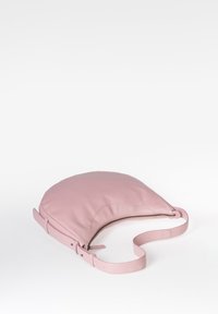 Borsa a spalla in pelle rosa con forma arrotondata, zip superiore, tracolla regolabile e superficie liscia. Design minimale senza hardware visibile.