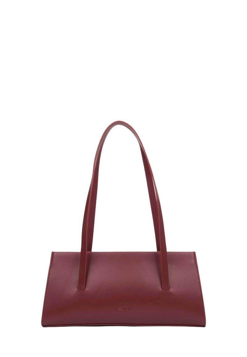 Rechthoekige bordeauxleren tote bag met twee lange handvatten, gladde textuur, ingedrukt logo aan de voorkant en geen zichtbare bevestigingsmaterialen.