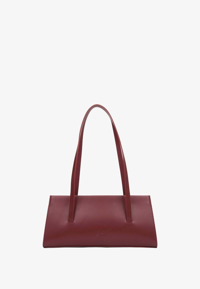 Prostokątna torebka tote w kolorze burgundowym z gładkiej skóry, z dwiema długimi rączkami, gładką fakturą, wytłoczonym logo z przodu i bez widocznych elementów metalowych.