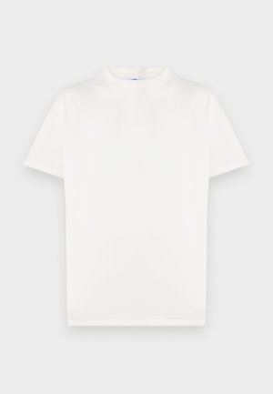 Paprasta balta trumpomis rankovėmis marškinėliai su aukštu, apvaliu kaklu, pateikti iškloti ant šviesiai pilko fono.