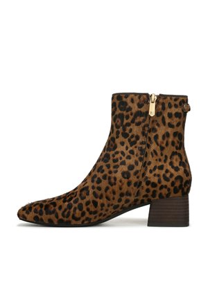 Stivaletto a stampa leopardata con punta affilata, tacco corto a blocco e chiusura con zip laterale. Realizzato in morbido materiale testurizzato.