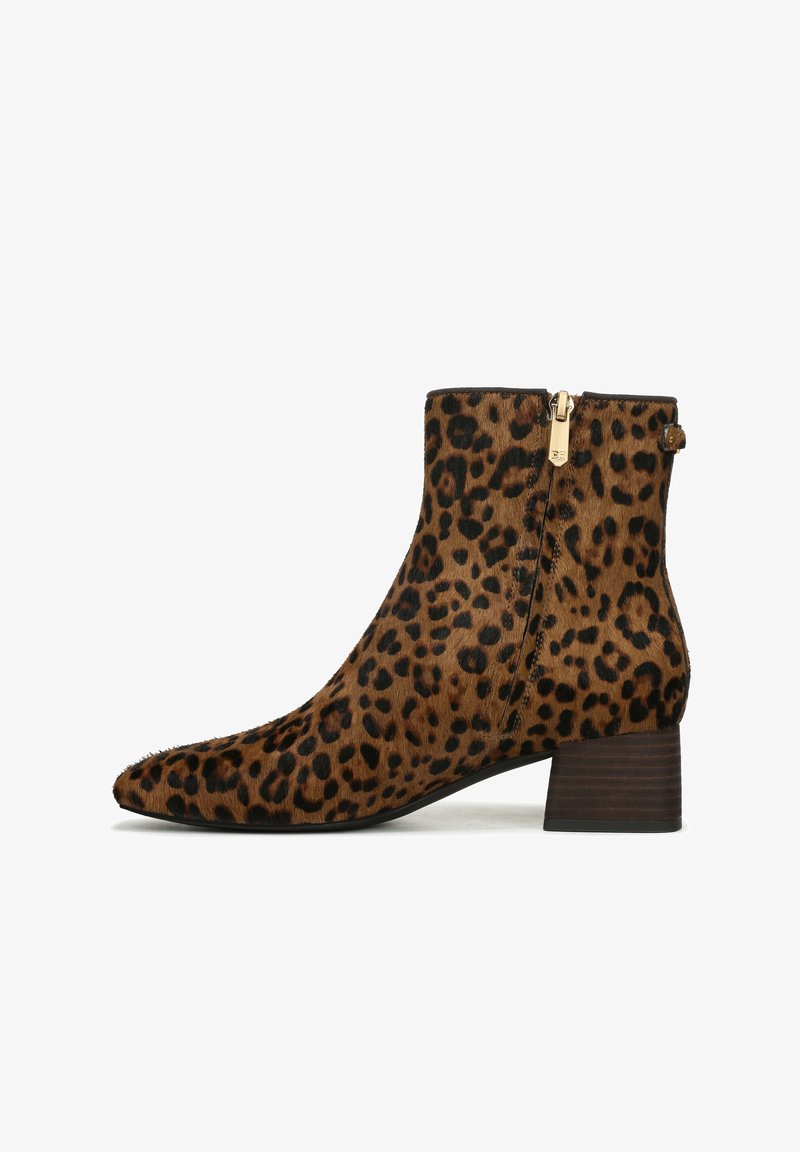 Bottines imprimé léopard avec un bout pointu, un petit talon carré et une fermeture éclair sur le côté. Fabriquées en matériau texturé doux.