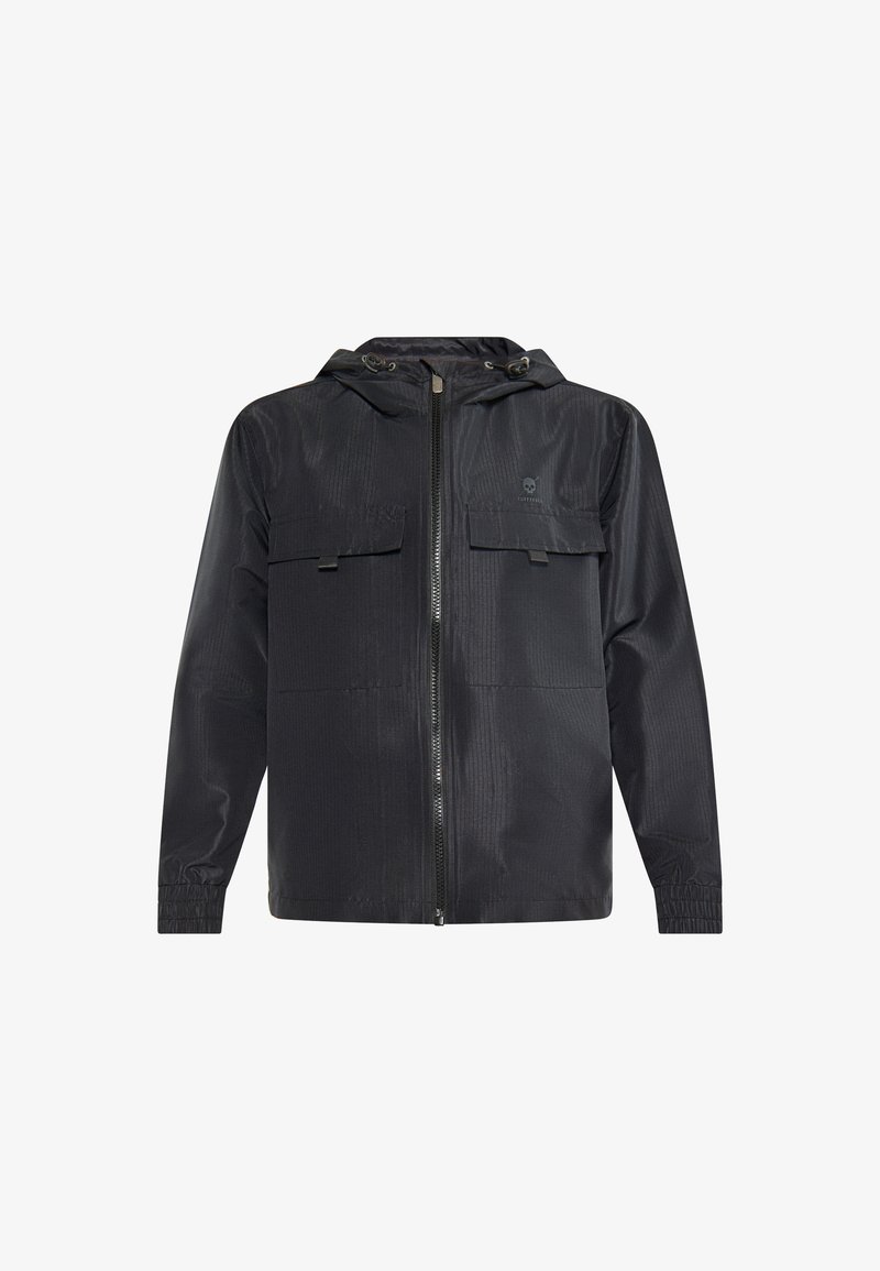 Sort jakke lavet af letvægtsmateriale med lynlås foran, justerbar hætte, to brystlommer og elastiske manchetter for en tæt pasform.