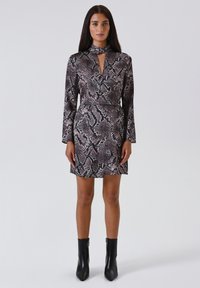 Tiermusterkleid mit langen Ärmeln, Schlüsselloch-Ausschnitt und taillierter Taille. Hat ein strukturiertes Schlangenmuster in Schwarz- und Grautönen.