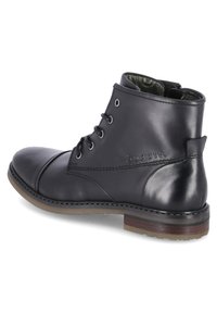 Bota de cuero negro hasta el tobillo con punta redonda, cierre de cordones en la parte delantera y forro interior texturizado. Presenta un tacón de madera marrón y un sutil detalle de marca.