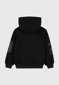 Felpa nera con cappuccio, maniche lunghe, polsini e orlo a costine, e grafica del numero "83" scolorita su entrambe le maniche.