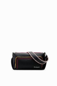 Borsa in pelle nera con cuciture multicolori, tasche con cerniera e una tracolla a righe. Presenta una forma rettangolare e un design compatto.