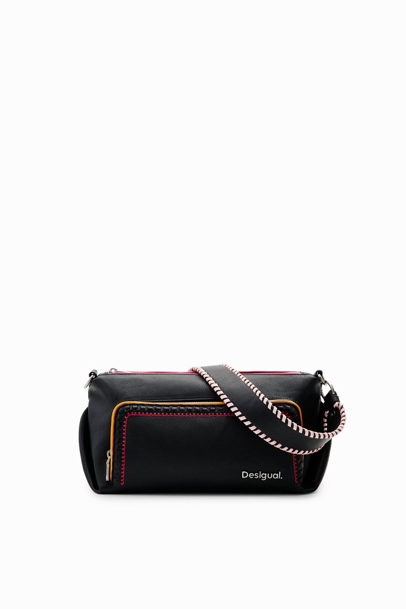 Borsa in pelle nera con cuciture multicolori, tasche con cerniera e una tracolla a righe. Presenta una forma rettangolare e un design compatto.