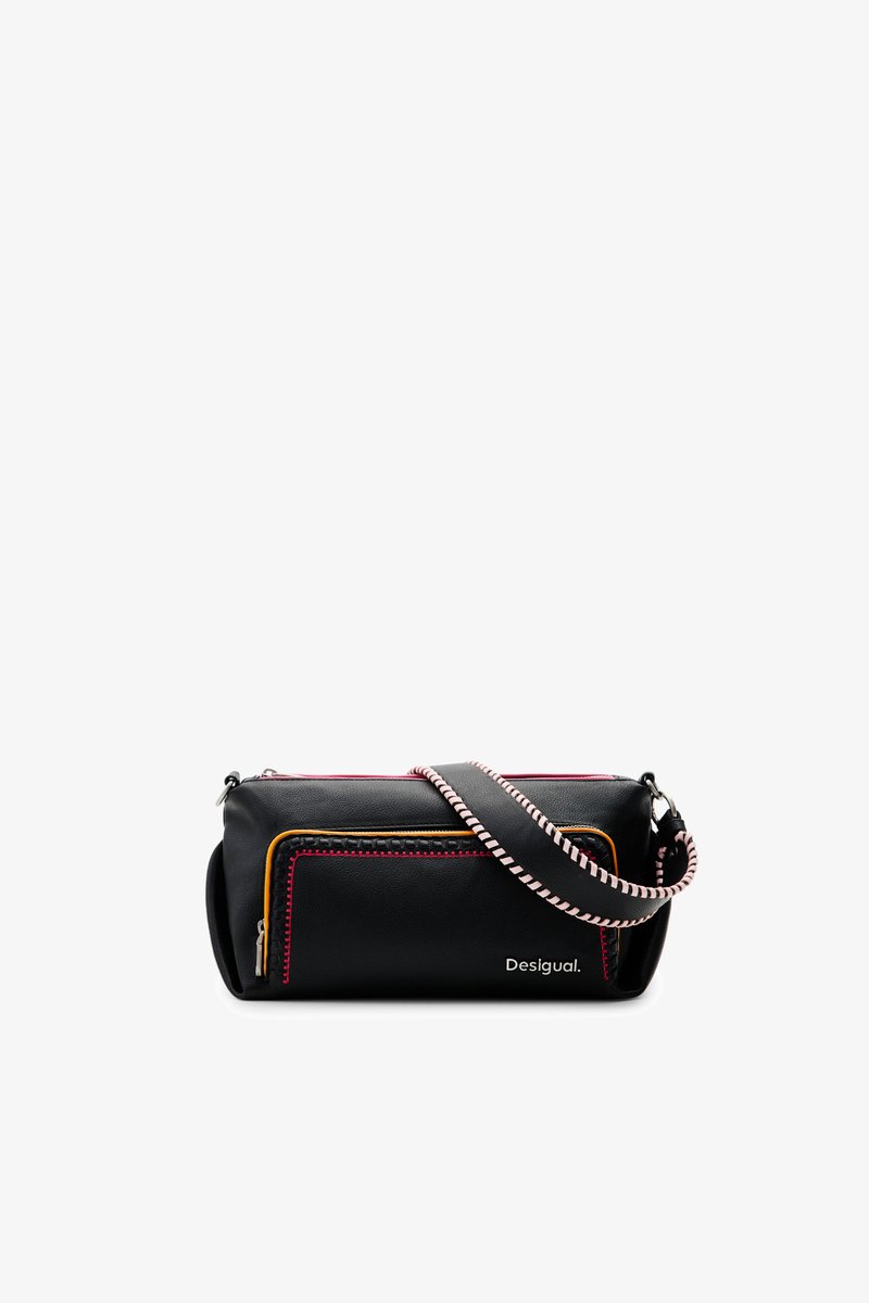Borsa in pelle nera con cuciture multicolori, tasche con cerniera e una tracolla a righe. Presenta una forma rettangolare e un design compatto.