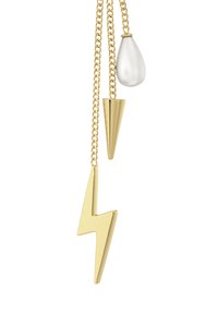 Goldene Metallkette mit einem Blitz, einer tränenförmigen Perle und einem Kegelanhänger, die alle an einer strukturierten Kette hängen.