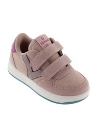 Chaussure de sport rose clair avec des accents gris, bandes velcro, boîte à orteils perforée, matériau en daim texturé et semelle en caoutchouc avec des détails bleus.