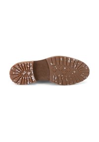 Bruine rubberen schoenzool met een textuur patroon voor grip, voorzien van schuine ribbels en witte spikkels. Zachte, suède-achtige binnenoppervlakte.