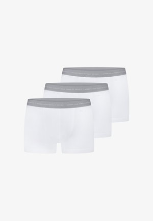 Tre hvide boxer briefs med grå taljebånd, hvert taljebånd er gentagne gange trykt med sætningen "JEG ACCEPTERER DINE BETINGELSER FOR PRIVATLIV."