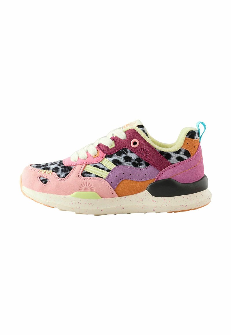 Zapatillas multicolores que presentan ante de gamuza en rosa, morado y naranja con un diseño de estampado de leopardo. Cuerdas blancas y suela moteada para una buena tracción.