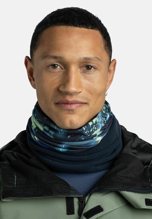 Gaiter de cuello multicolor con un patrón abstracto en azul y verde. Hecho de un tejido suave, con un diseño tubular ceñido para mayor calidez.