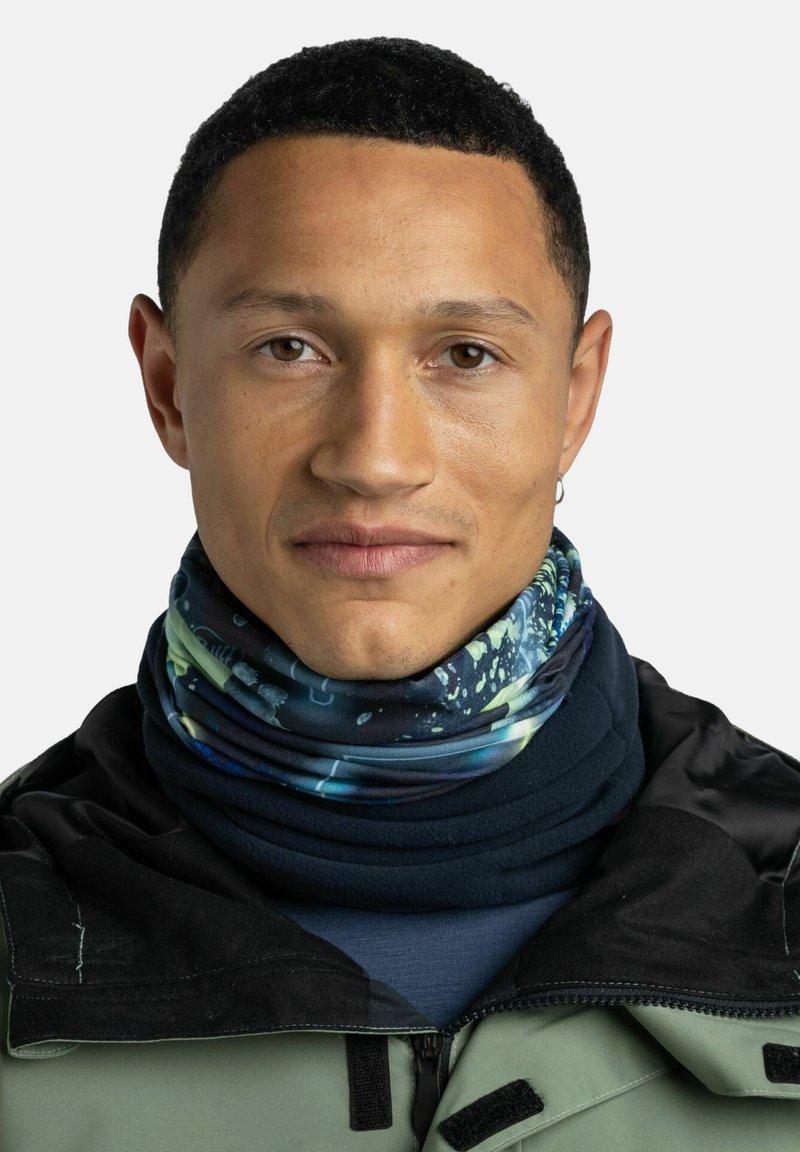 Gaiter de cuello multicolor con un patrón abstracto en azul y verde. Hecho de un tejido suave, con un diseño tubular ceñido para mayor calidez.