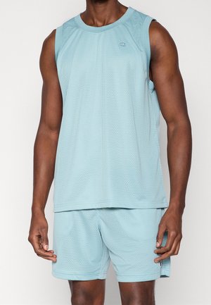 Homme portant un haut de sport sans manches en maille bleu clair et un short en maille assorti sur un fond uni.