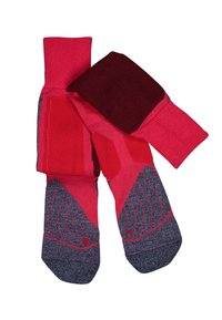 Los calcetines rojos y grises presentan una parte superior acanalada, talón reforzado y patrones texturizados en la suela, diseñados para ofrecer comodidad y durabilidad.