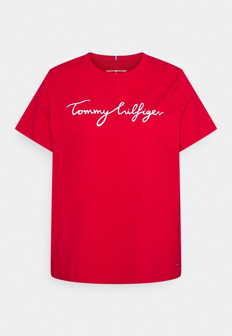 Rød bomulds-T-shirt med et hvidt scriptet "Tommy Hilfiger" logo på brystet. Rund hals, korte ærmer og afslappet pasform.