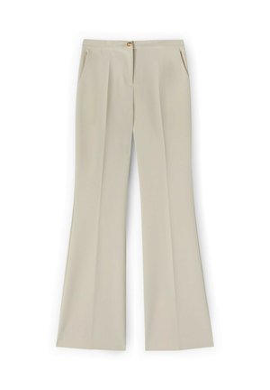 Pantalon beige taille haute avec plis sur le devant, poches latérales et fermeture par un bouton unique à la ceinture.