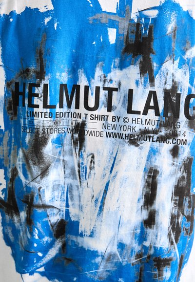 Limitierte Auflage T-Shirt mit einem blau-weißen abstrakten Farbmuster. Schwarzer Text mit "HELMUT LANG" und Pflegehinweisen.