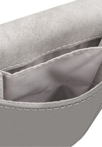 Interno della borsa sintetica grigia con una texture liscia e cuciture rinforzate, dotato di un singolo scomparto con una fodera grigia chiara.