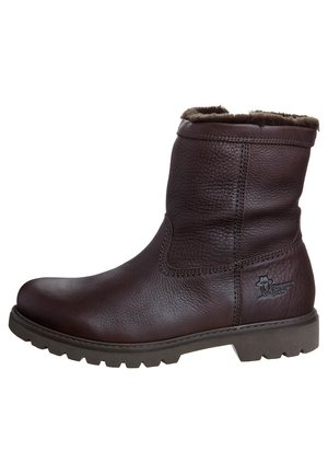 Bota de cuero marrón hasta la mitad de la pantorrilla con forro de piel, parte superior texturizada, suela robusta y un pequeño logo grabado en el costado del talón.