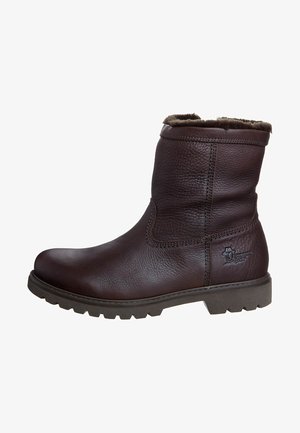 Bota de cuero marrón hasta la mitad de la pantorrilla con forro de piel, parte superior texturizada, suela robusta y un pequeño logo grabado en el costado del talón.