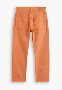 Jeans in denim arancione con taglio dritto. Presentano due tasche posteriori, dettagli in cucitura e un'etichetta in pelle con marchio sulla vita.