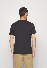 Puma ESS+ MULTICOLOR TEE - Triko s potiskem - black