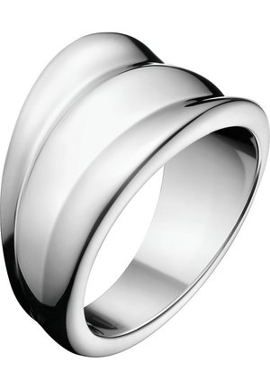 Large bague en argent avec une surface polie et lisse et une arête centrale surélevée, montrée sous un léger angle sur un fond blanc.