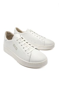 Białe skórzane trampki o teksturowanym wykończeniu, płaskich sznurówkach i okrągłym nosku. Charakteryzują się dyskretnym logo oraz grubą podeszwą dla większego komfortu.