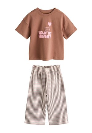 Braunes kurzärmeliges Hemd mit dem Text "Wild at Heart" und Herzballongrafik, kombiniert mit weißen und braunen gestreiften Hosen mit elastischem Bund.