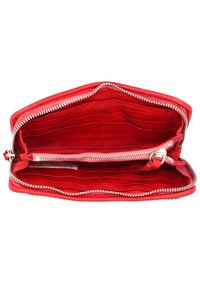 Portafoglio rosso con chiusura a zip, dotato di più scomparti per carte e di una tasca portamonete con zip all'interno. Realizzato in pelle liscia.