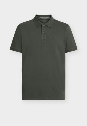 Ciemnozielona koszulka polo z krótkim rękawem, rozporkiem na dwa guziki, klasycznym kołnierzykiem oraz małym, haftowanym logo na lewej piersi.