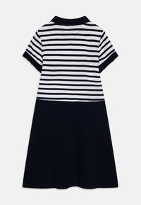 Polo šaty s horizontálními námořnickými a bílými pruhy, krátkými rukávy, riblovou texturou a jednobarevným námořnickým sukní.