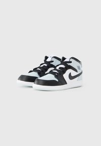 Średnio-wysokie trampki w kolorach czarnym, białym i jasnoniebieskim. Wykonane ze skóry, z teksturowaną powierzchnią, gumową podeszwą i czarnymi sznurowadłami.