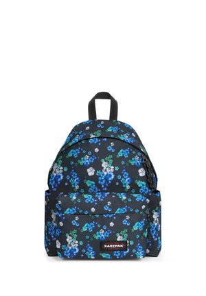 Mochila negra con estampado floral en azul, blanco y verde, bolsillo frontal con cremallera, bolsillos laterales y asa negra en la parte superior.