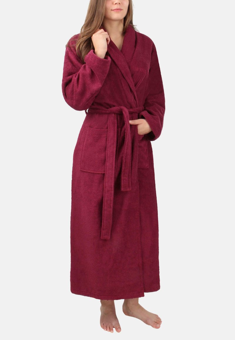 Burgunderfarbener Bademantel mit strukturiertem Finish, langen Ärmeln und einem Taillenzug; verfügt über Fronttaschen und reicht bis zur Mitte der Waden.