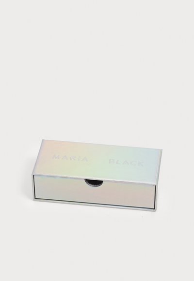 Caja rectangular holográfica con tapa deslizante, con el nombre "MARIA BLACK" grabado en la parte superior, que presenta una superficie lisa y reflectante.