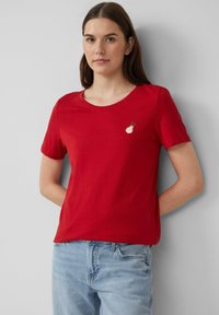 Rode katoenen T-shirt met korte mouwen en een ronde hals. Heeft een klein geborduurd aardedbeienontwerp op de linkerkant van de borst.