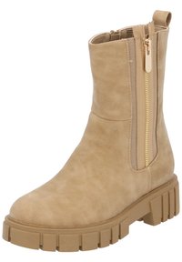 Bottine beige fabriquée en simili cuir lisse, dotée d'une fermeture éclair sur le côté avec des accessoires en or et d'une semelle épaisse et texturée avec de profondes rainures.