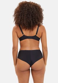 Ensemble de bikini noir comprenant un soutien-gorge rembourré avec des bretelles réglables et un bas taille haute. Le tissu semble lisse avec des embellissements minimes.