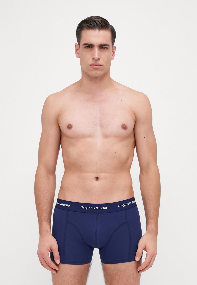 Marineblauwe heren boxershorts met een elastische tailleband, voorzien van het "Originals Studio" logo, gemaakt van soepel stof, met een aansluitend ontwerp.