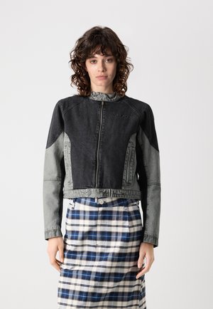 Veste en denim courte en noir et gris avec un col haut, offrant des manches contrastées, une fermeture éclair à l'avant et le logo « AIR JORDAN ». 