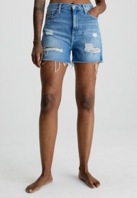Calvin Klein Jeans MOM  - Shorts vaqueros - denim medium