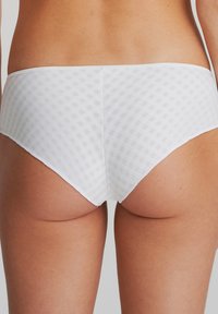 Culotte di cotone bianche a scacchi con una texture liscia, caratterizzate da un design a vita media e una morbida cintura elasticizzata.