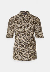 Chemise à manches courtes boutonnée avec un motif léopard marron et noir sur tissu beige, avec un col pointu et une coupe ajustée.