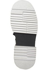 Semelle de chaussure en caoutchouc blanc avec un motif de texture; présente une section noire au centre avec la taille "38" en relief.
